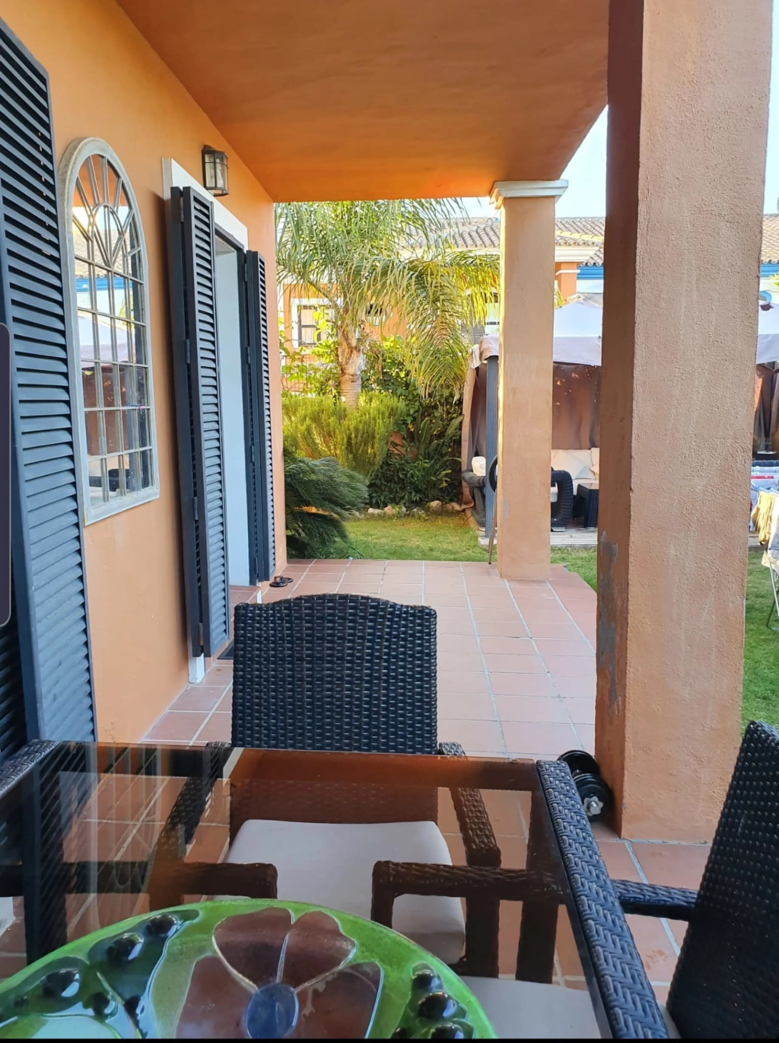 Bright and spacious corner townhouse with a large garden of 250m.