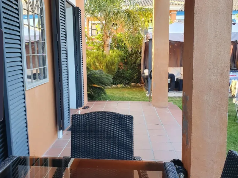 Bright and spacious corner townhouse with a large garden of 250m.