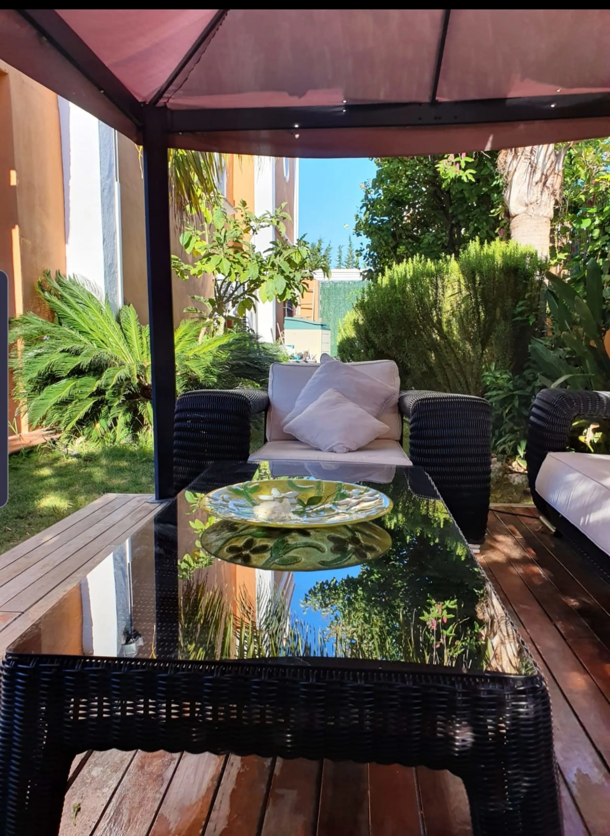 Bright and spacious corner townhouse with a large garden of 250m.