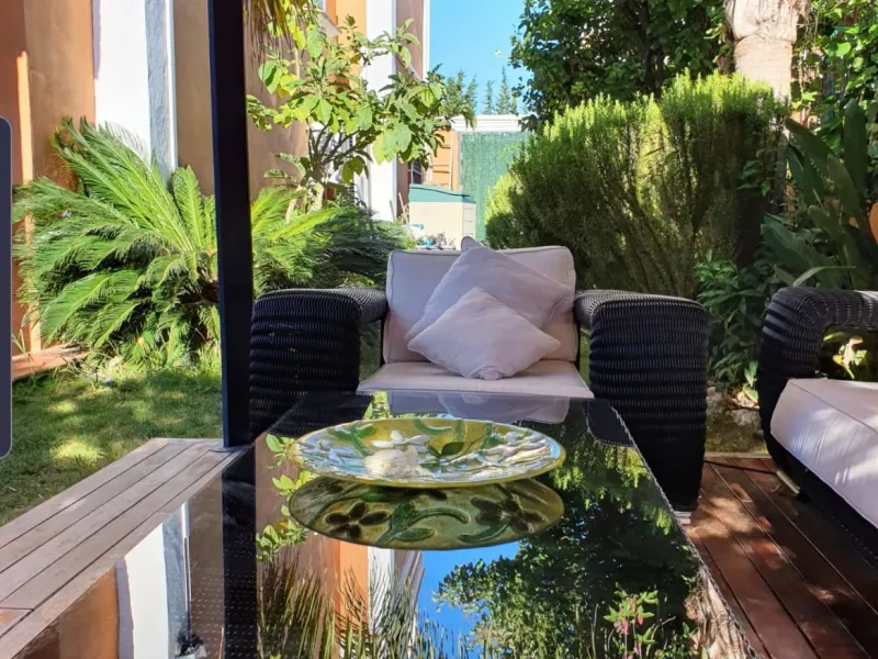 Bright and spacious corner townhouse with a large garden of 250m.