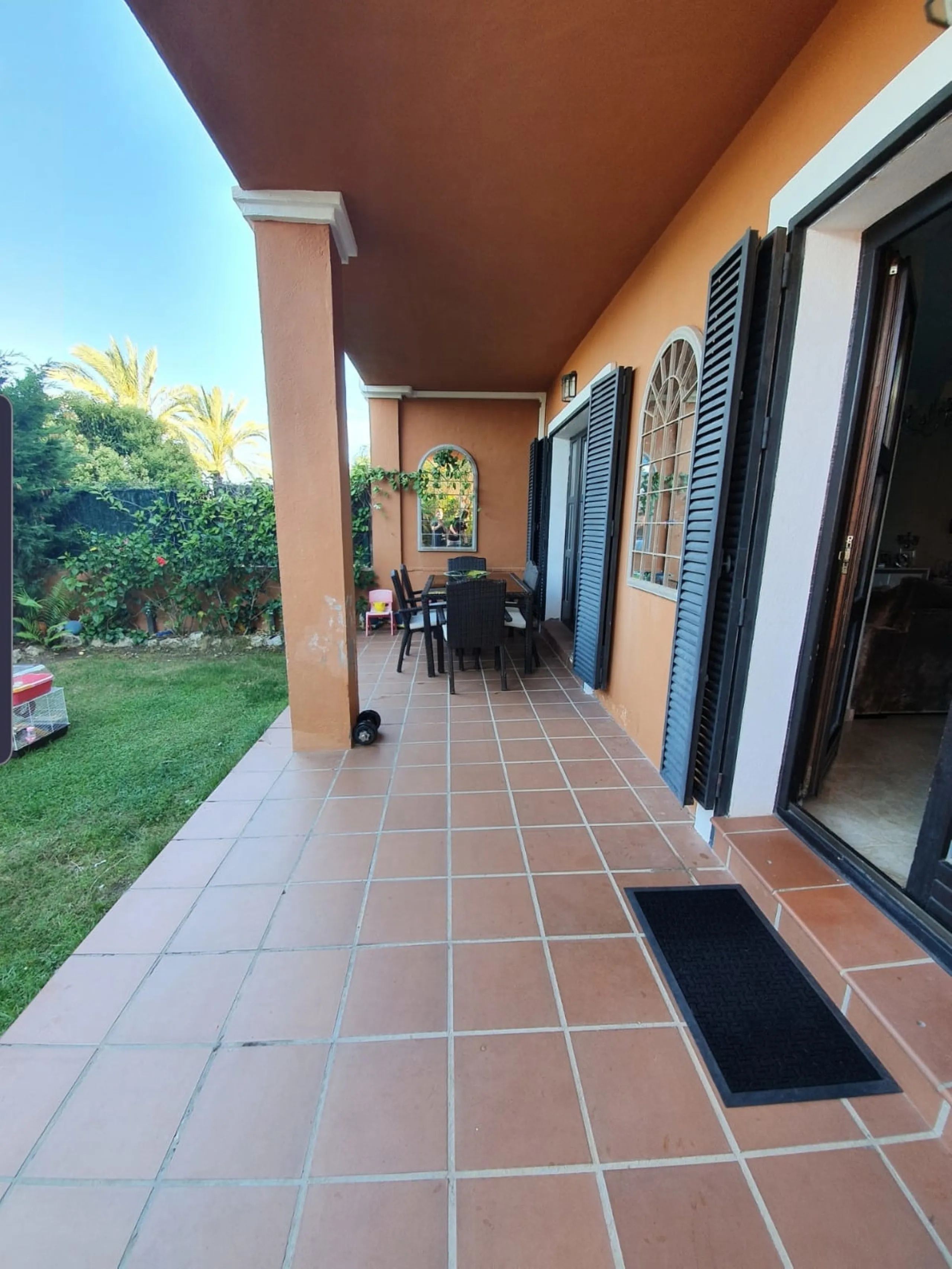 Bright and spacious corner townhouse with a large garden of 250m.
