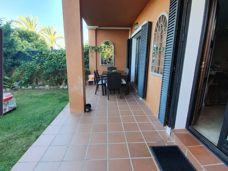 Bright and spacious corner townhouse with a large garden of 250m.