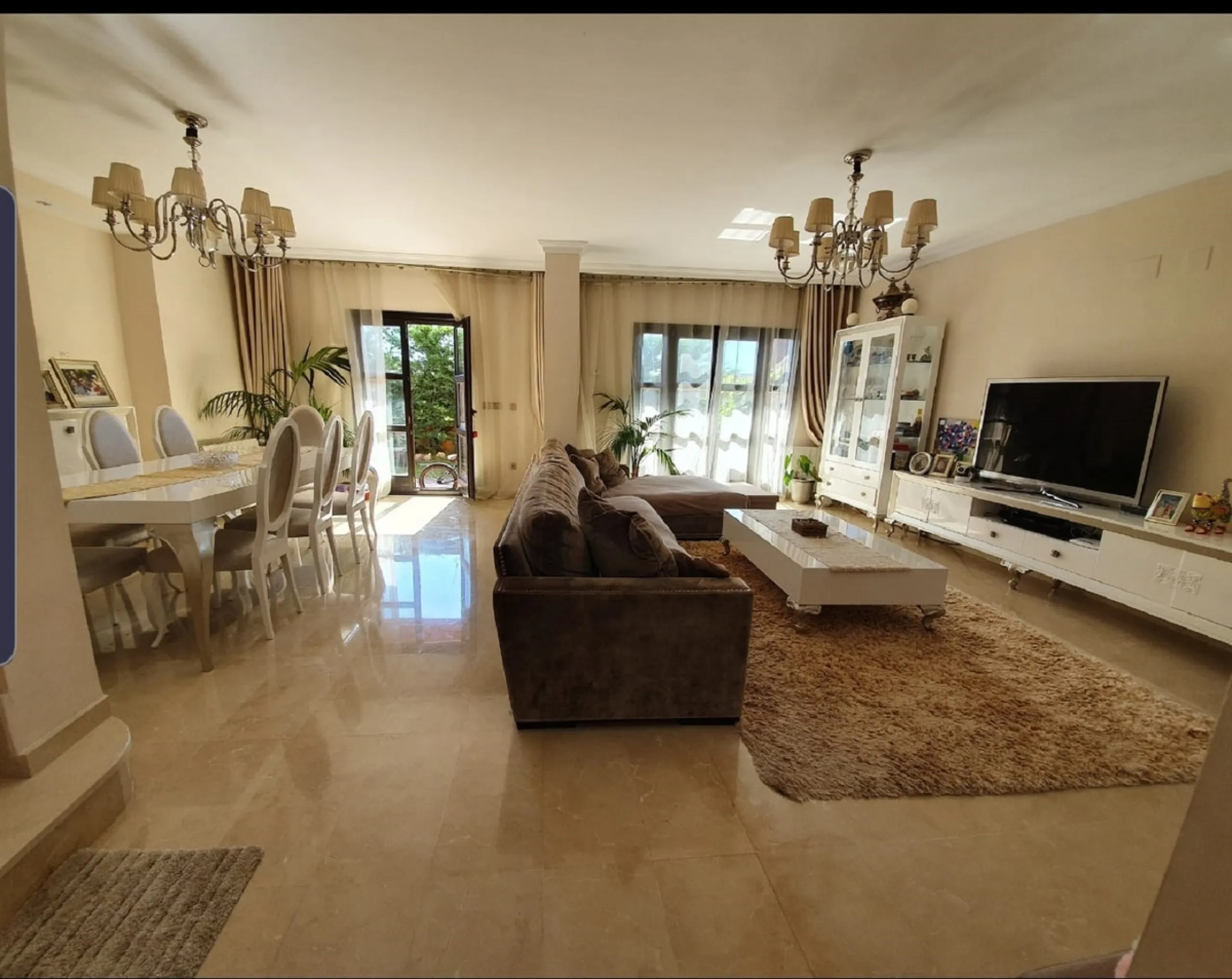 Bright and spacious corner townhouse with a large garden of 250m.