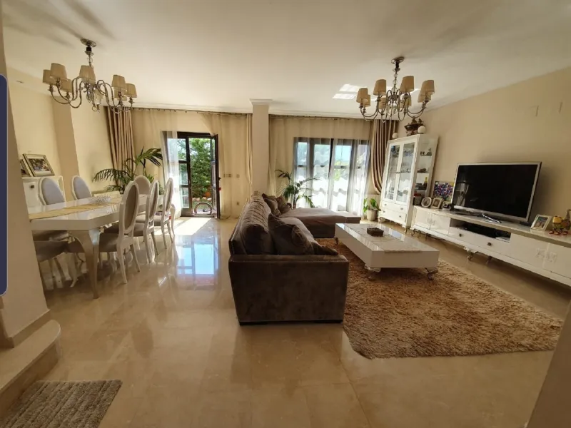 Bright and spacious corner townhouse with a large garden of 250m.