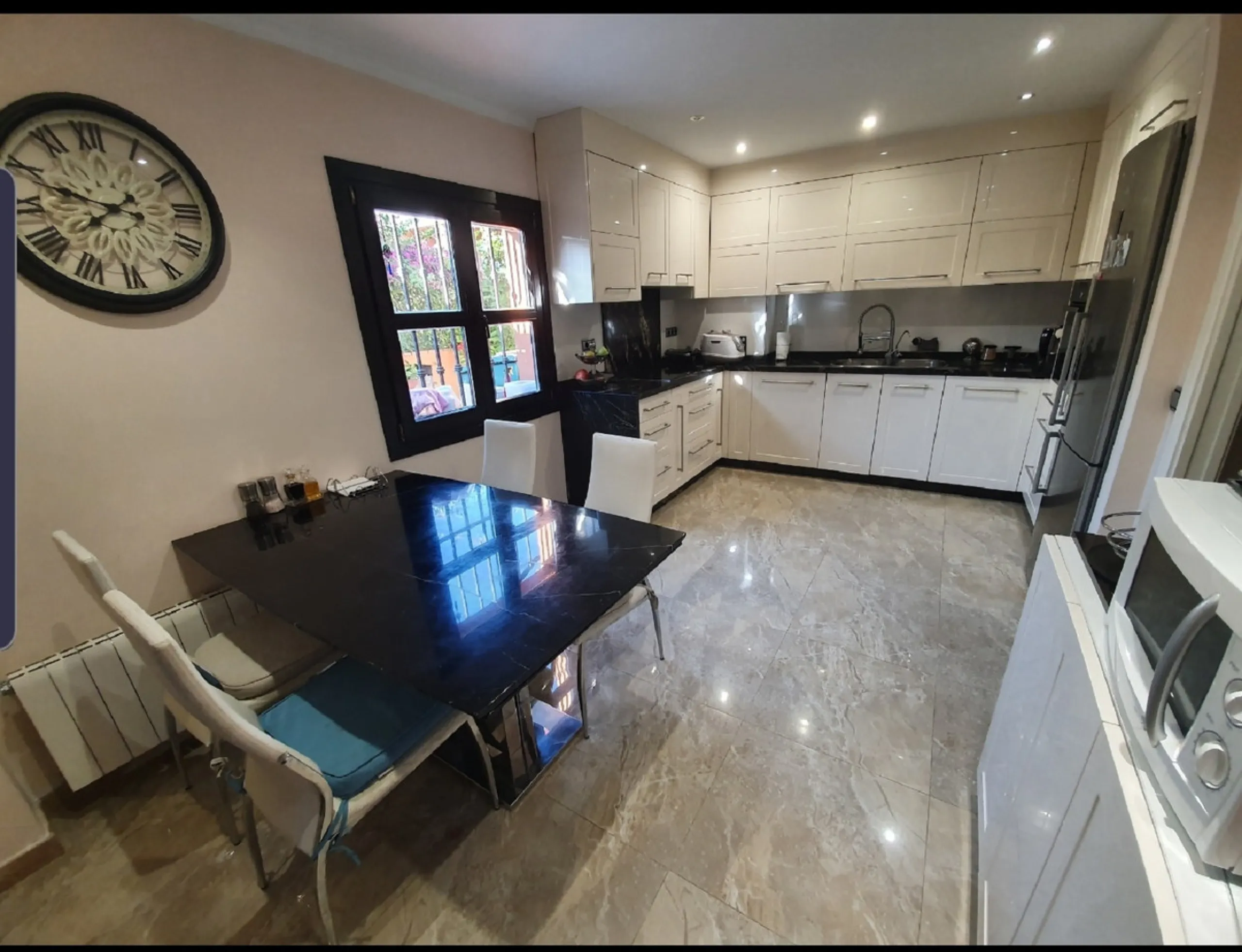 Bright and spacious corner townhouse with a large garden of 250m.