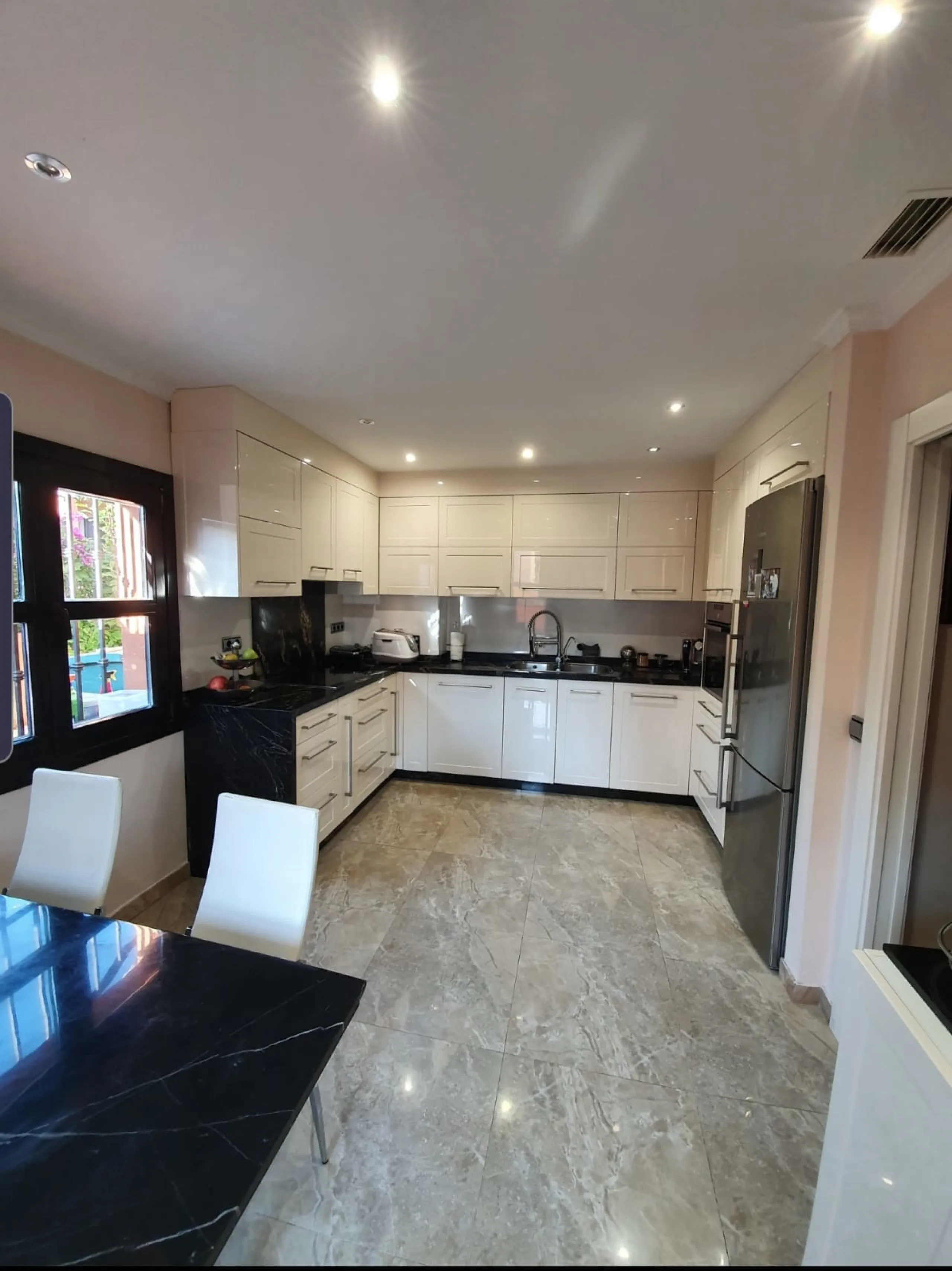 Bright and spacious corner townhouse with a large garden of 250m.