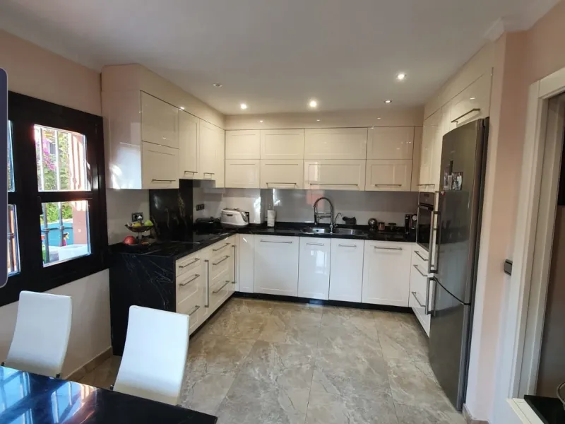 Bright and spacious corner townhouse with a large garden of 250m.