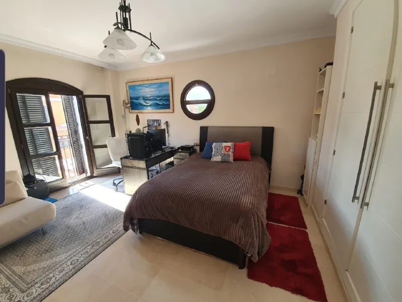 Bright and spacious corner townhouse with a large garden of 250m.