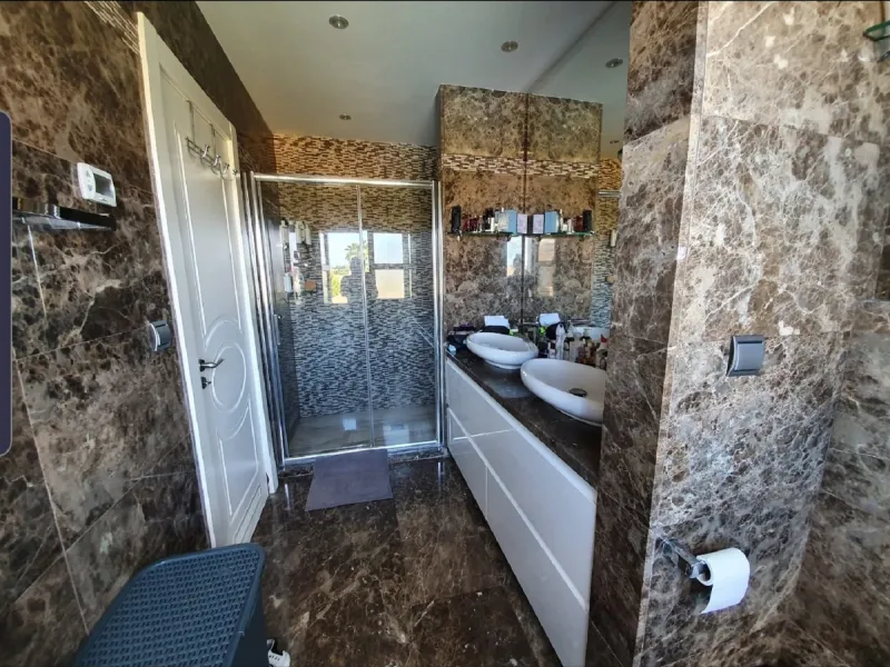 Bright and spacious corner townhouse with a large garden of 250m.