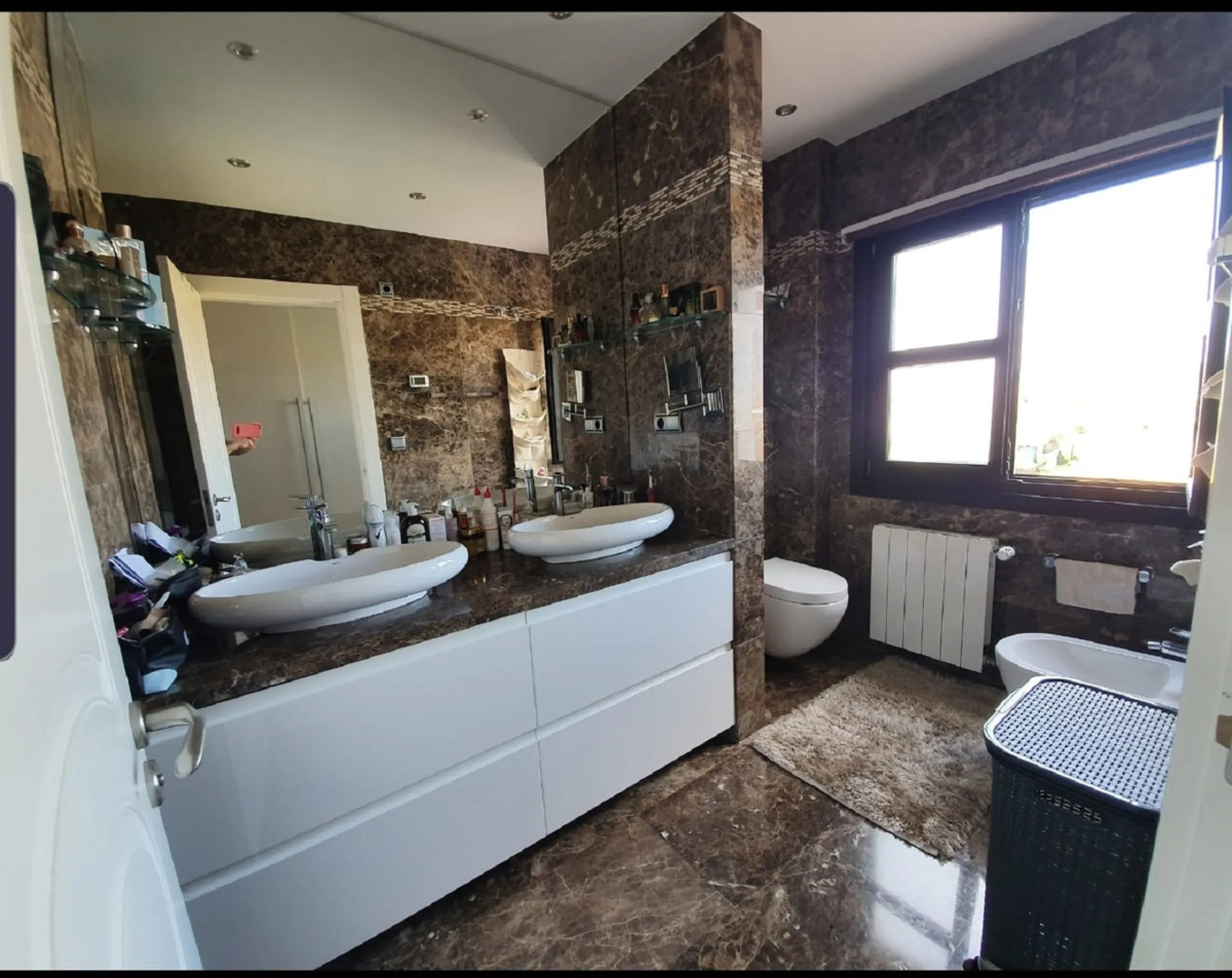 Bright and spacious corner townhouse with a large garden of 250m.