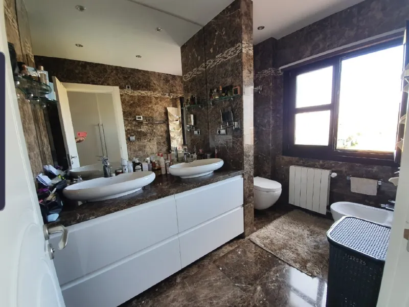 Bright and spacious corner townhouse with a large garden of 250m.
