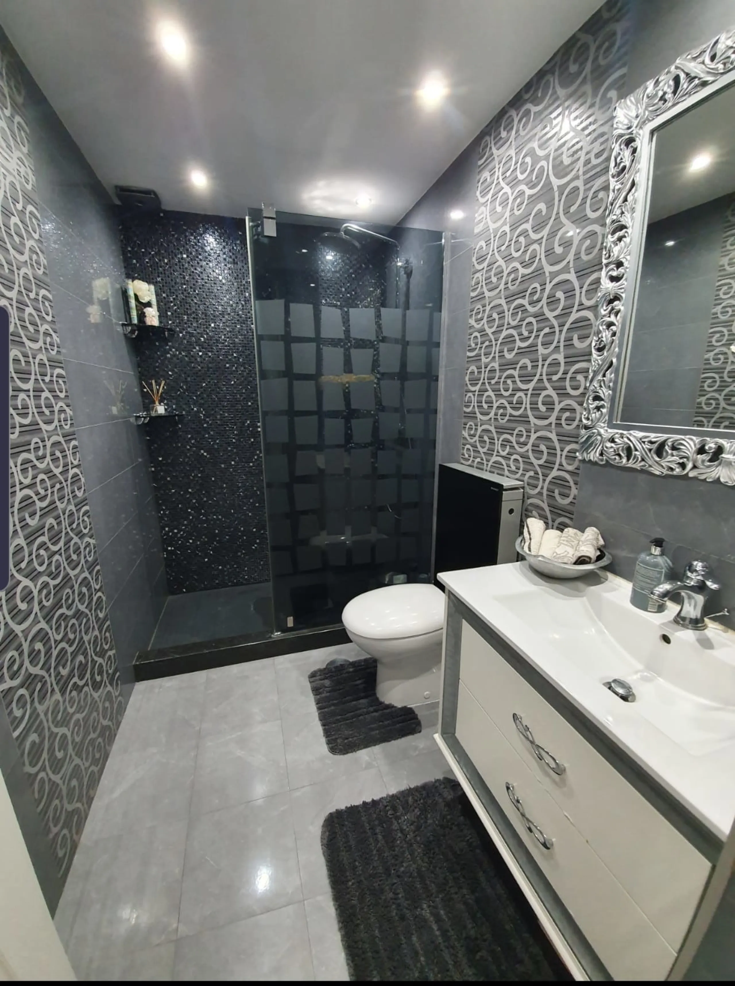 Bright and spacious corner townhouse with a large garden of 250m.