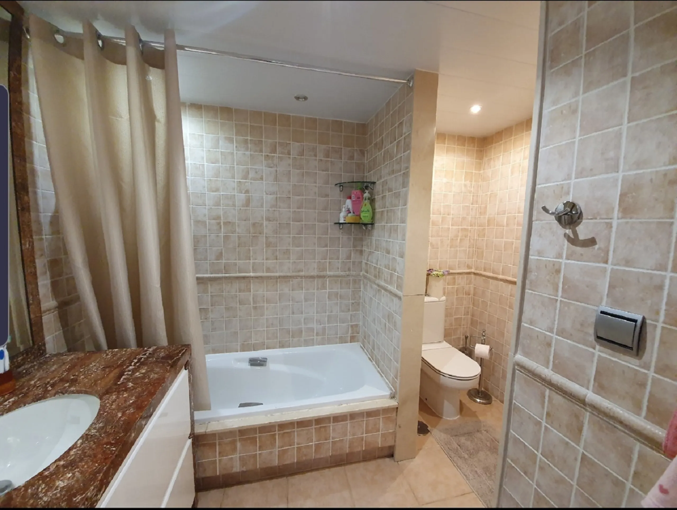 Bright and spacious corner townhouse with a large garden of 250m.