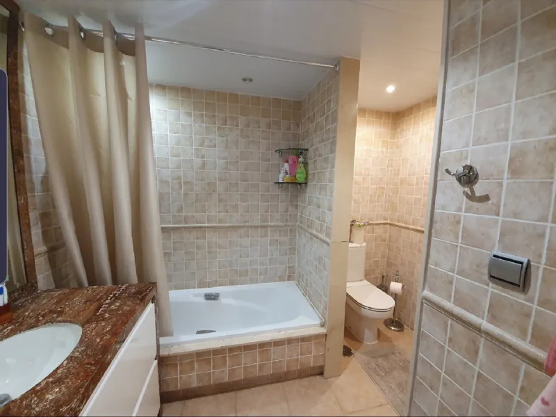 Bright and spacious corner townhouse with a large garden of 250m.