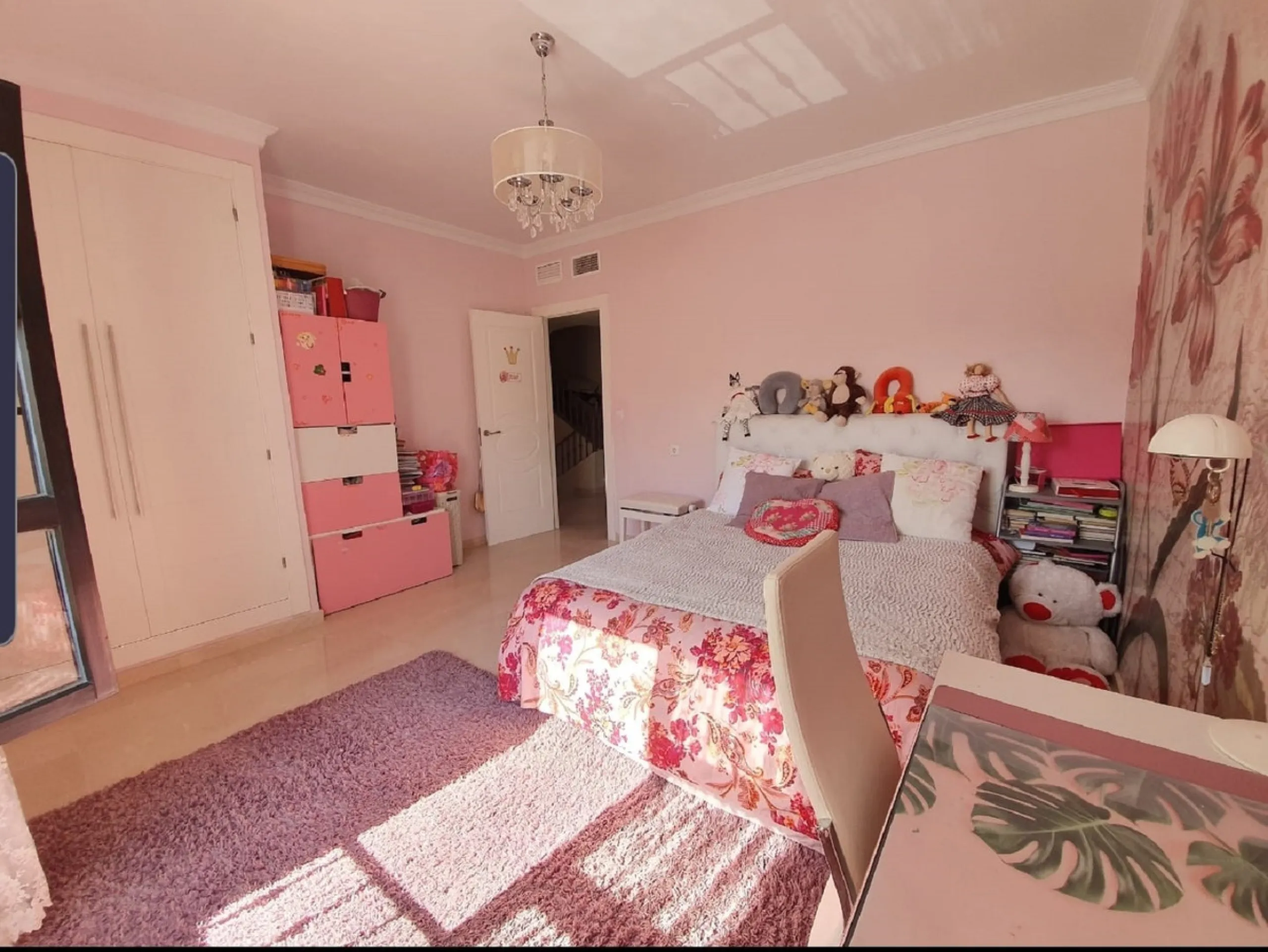 Bright and spacious corner townhouse with a large garden of 250m.