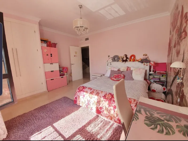 Bright and spacious corner townhouse with a large garden of 250m.