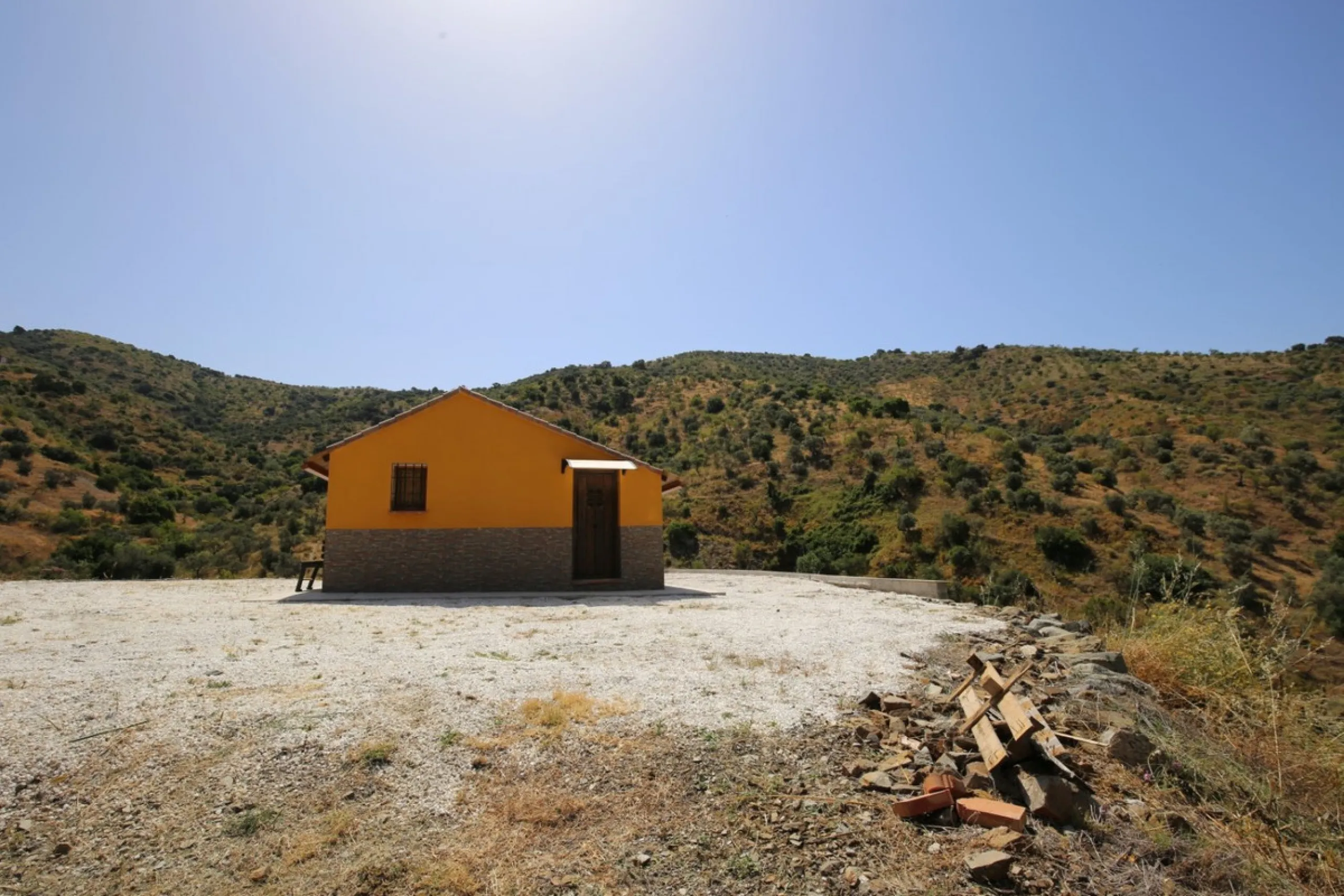 Totalán is a village located in Malaga's Axarquía, just half an hour from Malaga city center and the airport. The farm has 60,000 m2 with mango and avocado trees and vines of various kinds of grapes. It has two wells -one natural and one drilling-. It has
