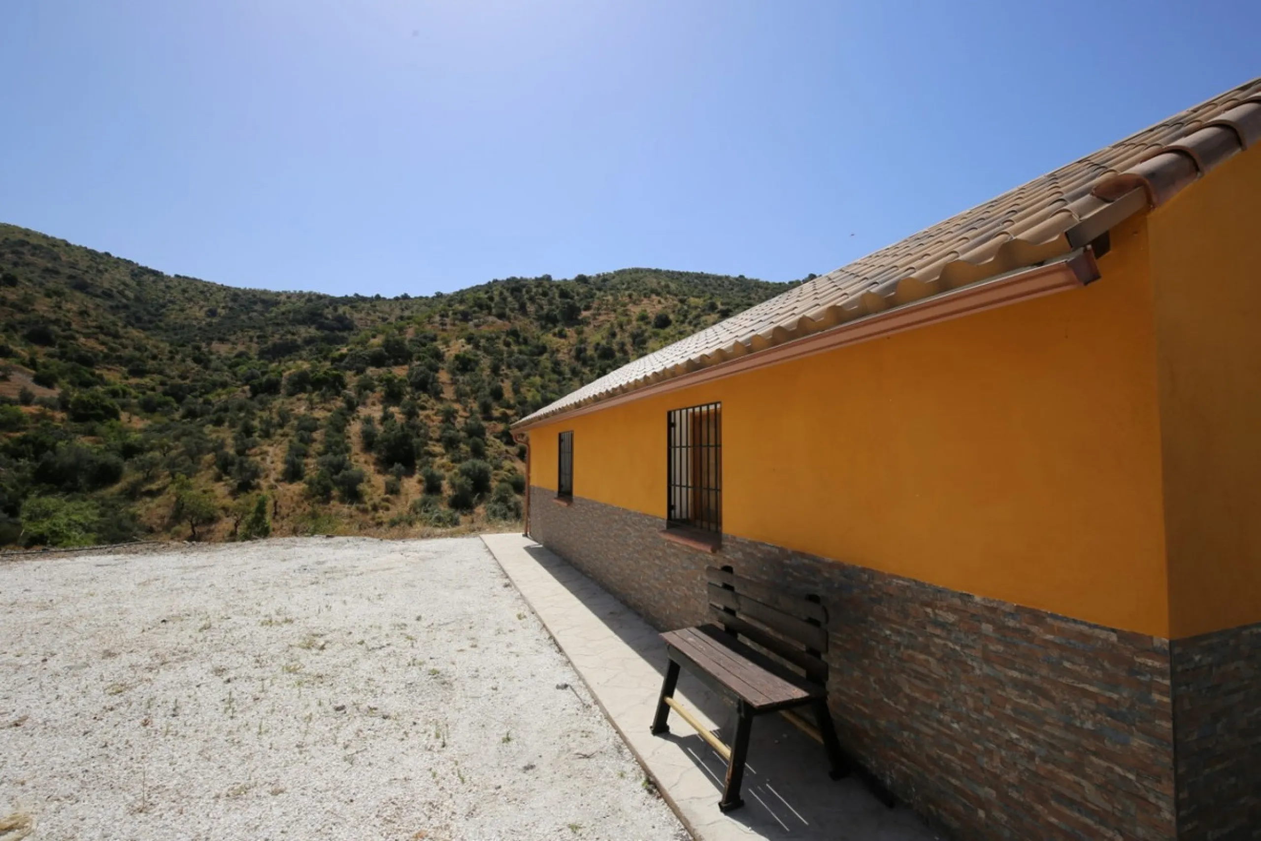 Totalán is a village located in Malaga's Axarquía, just half an hour from Malaga city center and the airport. The farm has 60,000 m2 with mango and avocado trees and vines of various kinds of grapes. It has two wells -one natural and one drilling-. It has