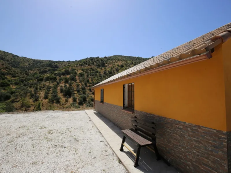 Totalán is a village located in Malaga's Axarquía, just half an hour from Malaga city center and the airport. The farm has 60,000 m2 with mango and avocado trees and vines of various kinds of grapes. It has two wells -one natural and one drilling-. It has