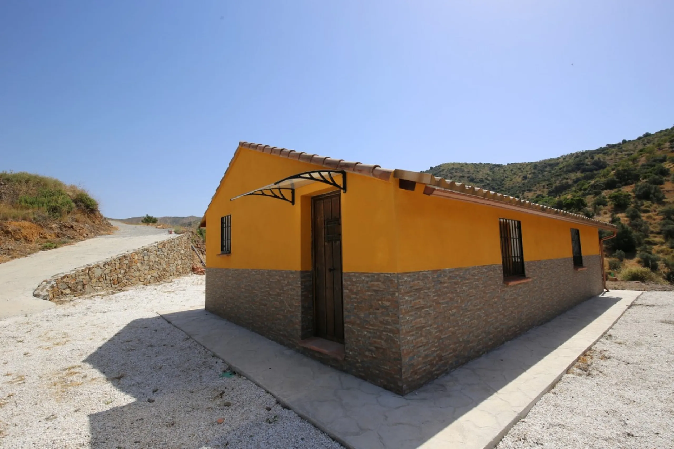 Totalán is a village located in Malaga's Axarquía, just half an hour from Malaga city center and the airport. The farm has 60,000 m2 with mango and avocado trees and vines of various kinds of grapes. It has two wells -one natural and one drilling-. It has