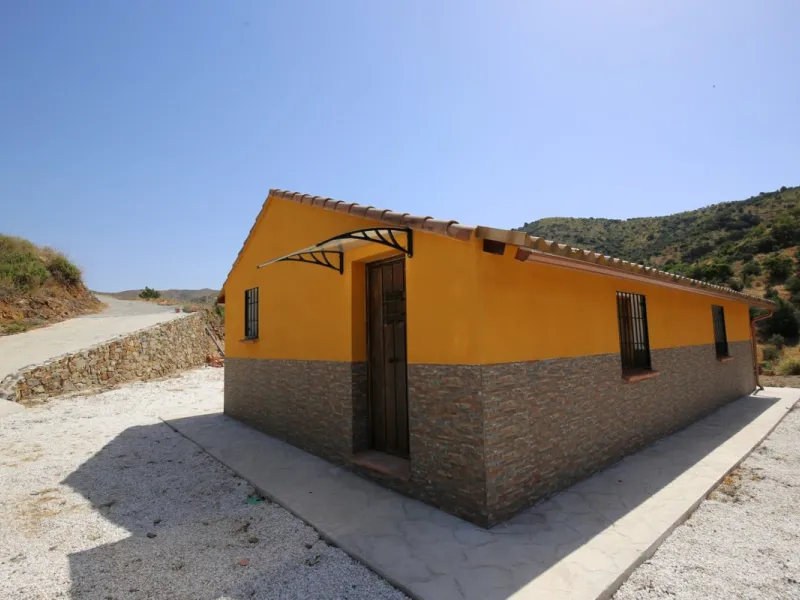 Totalán is a village located in Malaga's Axarquía, just half an hour from Malaga city center and the airport. The farm has 60,000 m2 with mango and avocado trees and vines of various kinds of grapes. It has two wells -one natural and one drilling-. It has