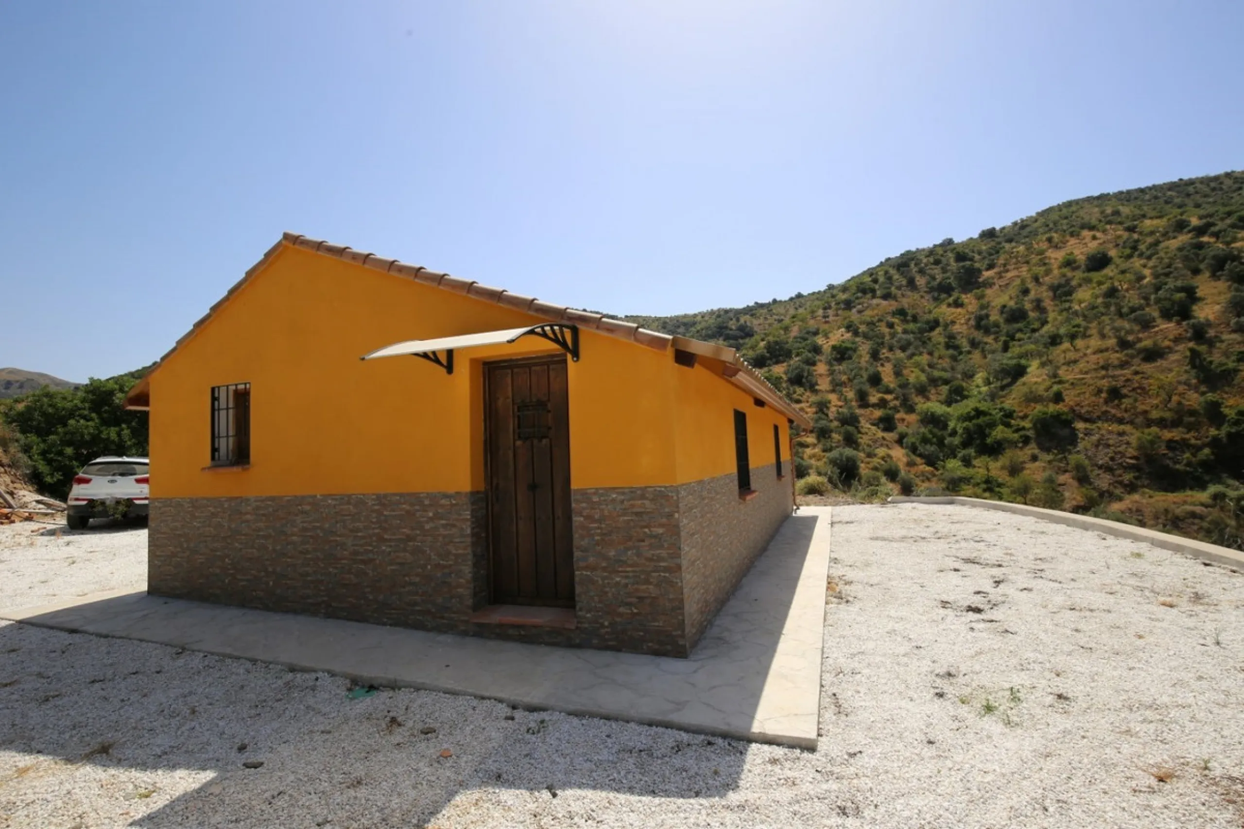 Totalán is a village located in Malaga's Axarquía, just half an hour from Malaga city center and the airport. The farm has 60,000 m2 with mango and avocado trees and vines of various kinds of grapes. It has two wells -one natural and one drilling-. It has