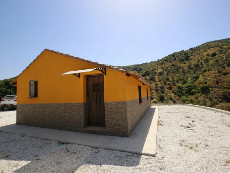 Totalán is a village located in Malaga's Axarquía, just half an hour from Malaga city center and the airport. The farm has 60,000 m2 with mango and avocado trees and vines of various kinds of grapes. It has two wells -one natural and one drilling-. It has