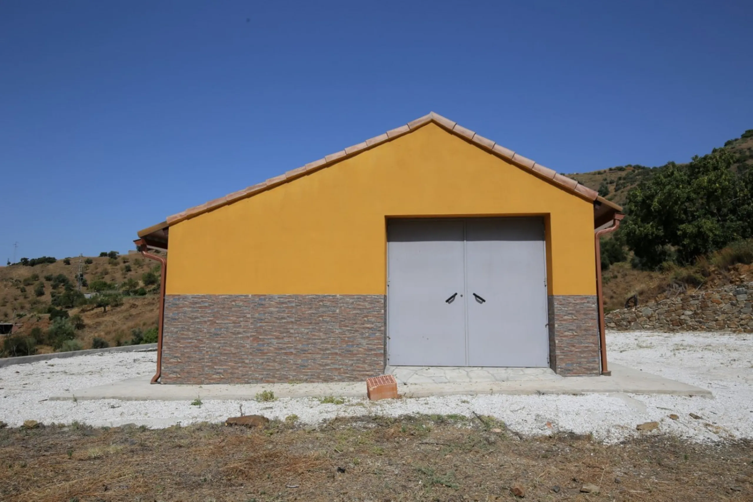 Totalán is a village located in Malaga's Axarquía, just half an hour from Malaga city center and the airport. The farm has 60,000 m2 with mango and avocado trees and vines of various kinds of grapes. It has two wells -one natural and one drilling-. It has