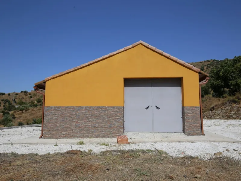 Totalán is a village located in Malaga's Axarquía, just half an hour from Malaga city center and the airport. The farm has 60,000 m2 with mango and avocado trees and vines of various kinds of grapes. It has two wells -one natural and one drilling-. It has