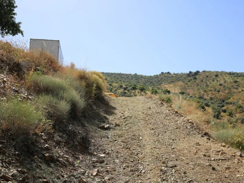 Totalán is a village located in Malaga's Axarquía, just half an hour from Malaga city center and the airport. The farm has 60,000 m2 with mango and avocado trees and vines of various kinds of grapes. It has two wells -one natural and one drilling-. It has