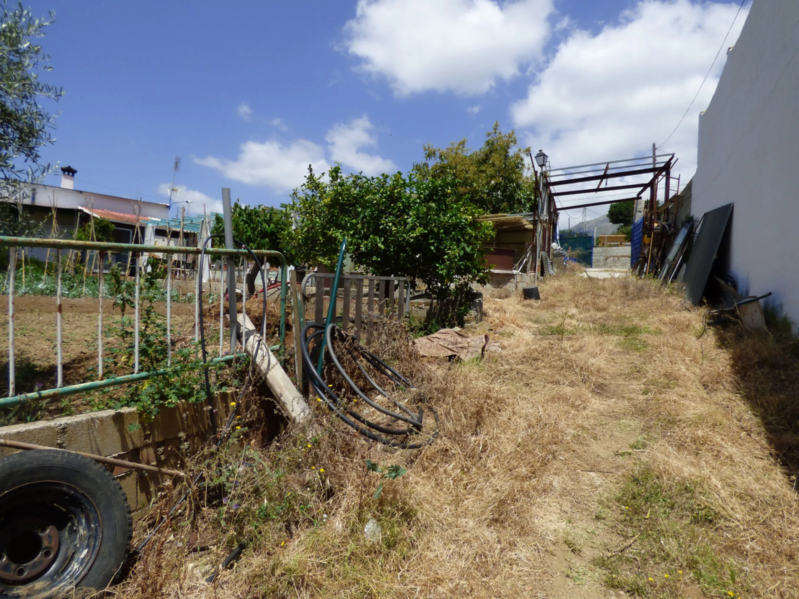 PLOT IN EL HORNILLO WITH BUILT HOUSING, GARDENS, FRUIT TREES, STORAGE AND MORE CONSTRUCTIONS
