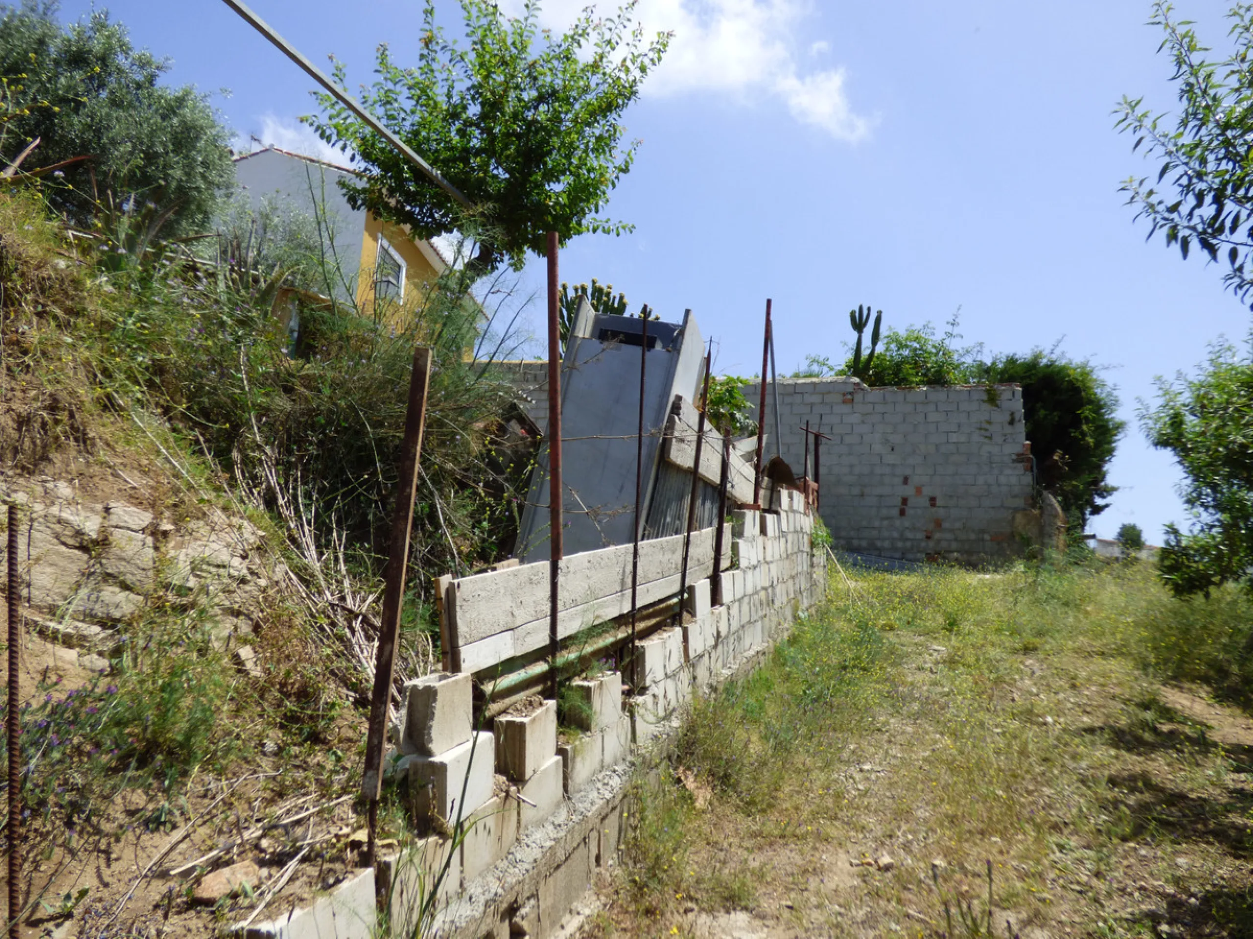 PLOT IN EL HORNILLO WITH BUILT HOUSING, GARDENS, FRUIT TREES, STORAGE AND MORE CONSTRUCTIONS