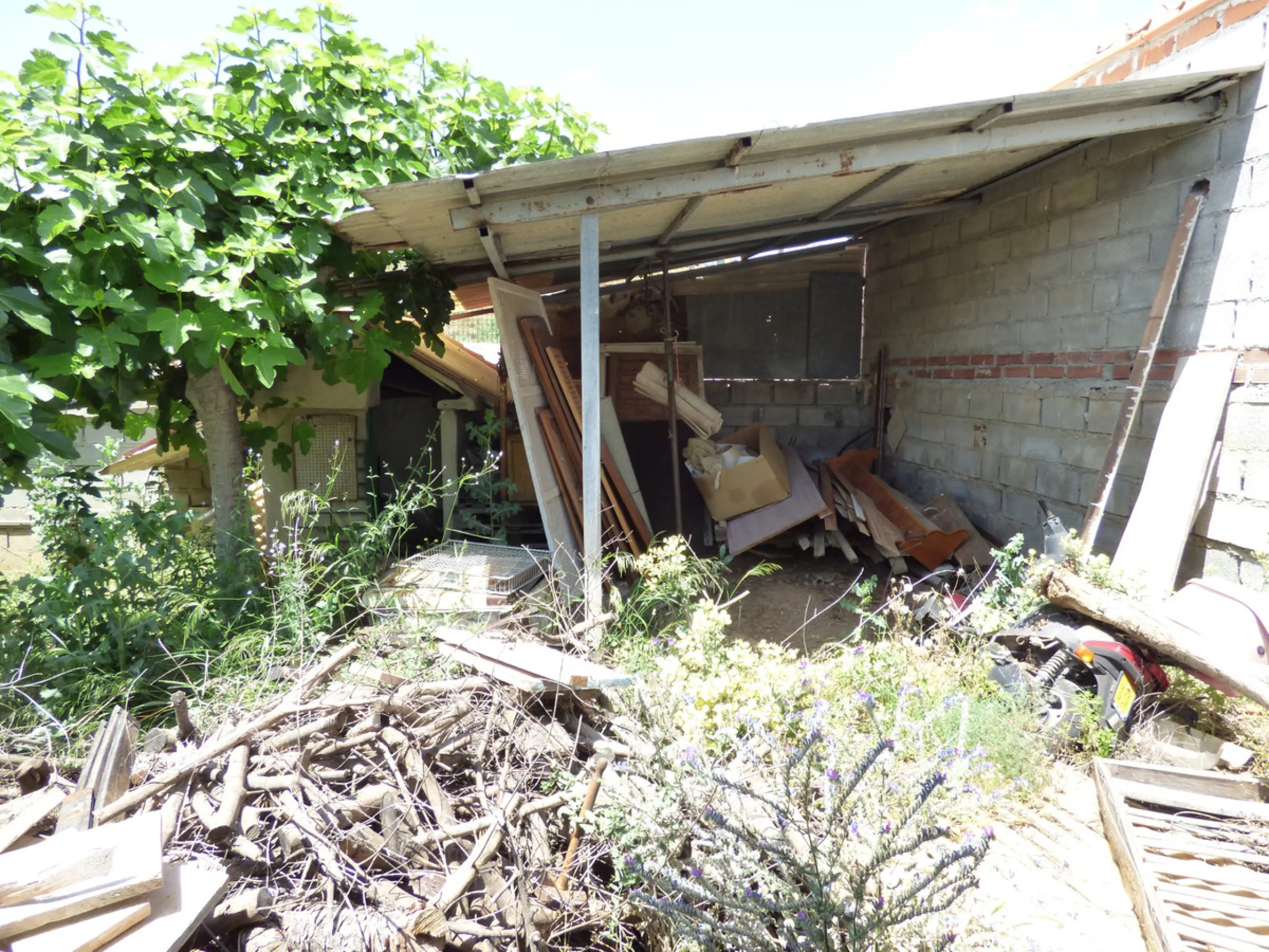 PLOT IN EL HORNILLO WITH BUILT HOUSING, GARDENS, FRUIT TREES, STORAGE AND MORE CONSTRUCTIONS