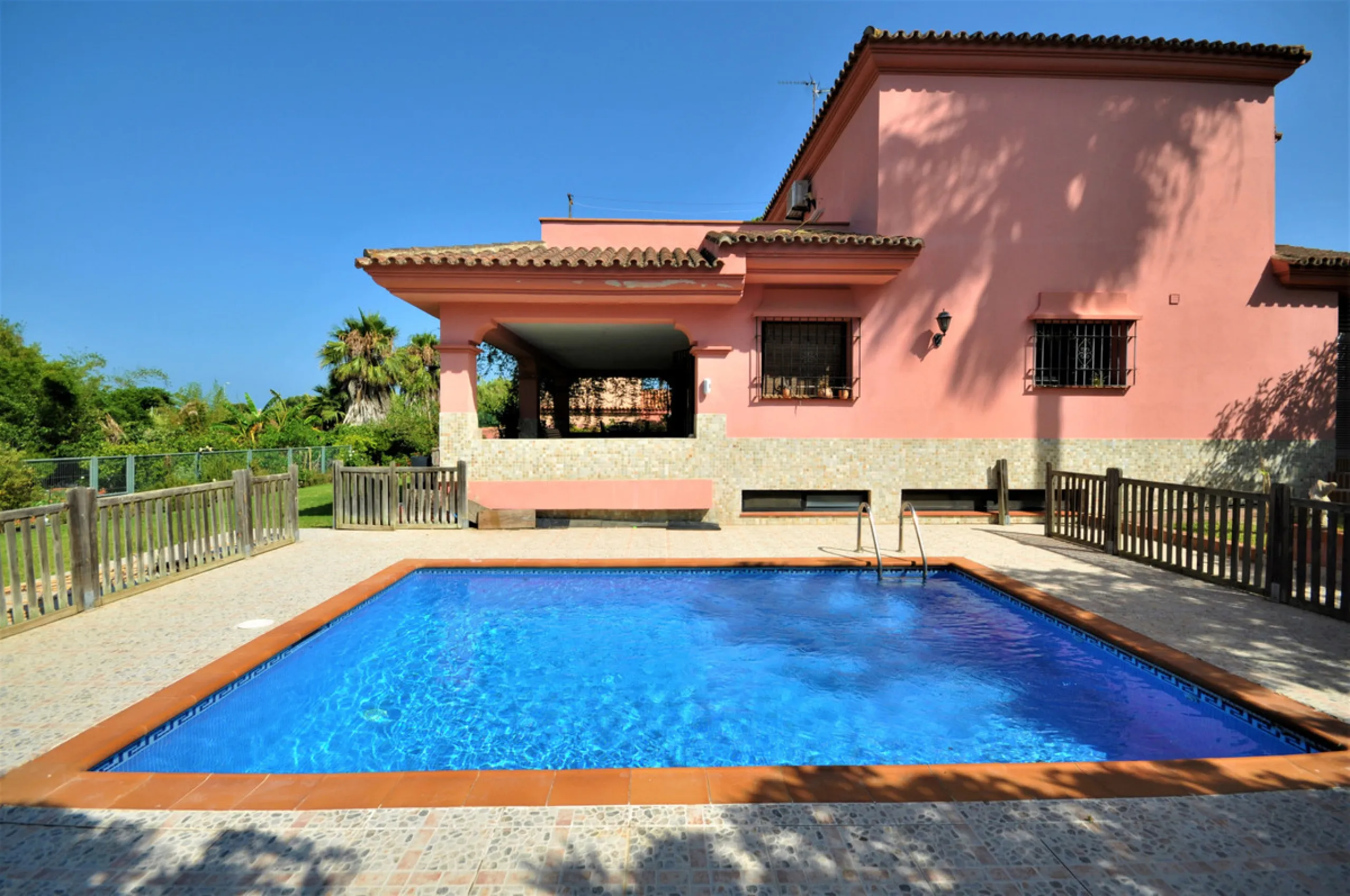 House - Detached Villa в продаже в Casares, Málaga. В доме 4 спален и 3 ванных комнат. Площадь дома 310 м². Площадь участка 2200 м²