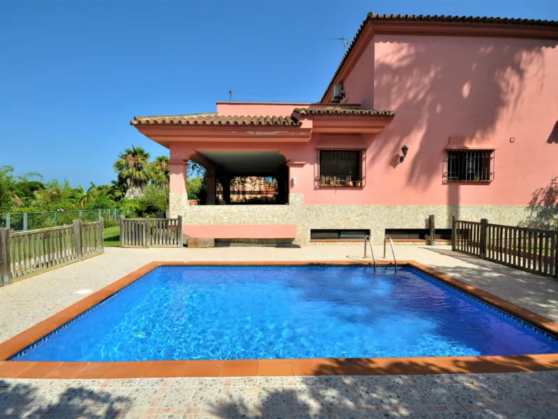 Beautiful RUSTIC STYLE FINCA with 2,200m plot in CASARES PLAYA, recently RENOVATED giving  it a modern touch throughout, such as the kitchen and bathrooms. This magnificent property is excellently located between Estepona and Puerto de la Duquesa, surroun