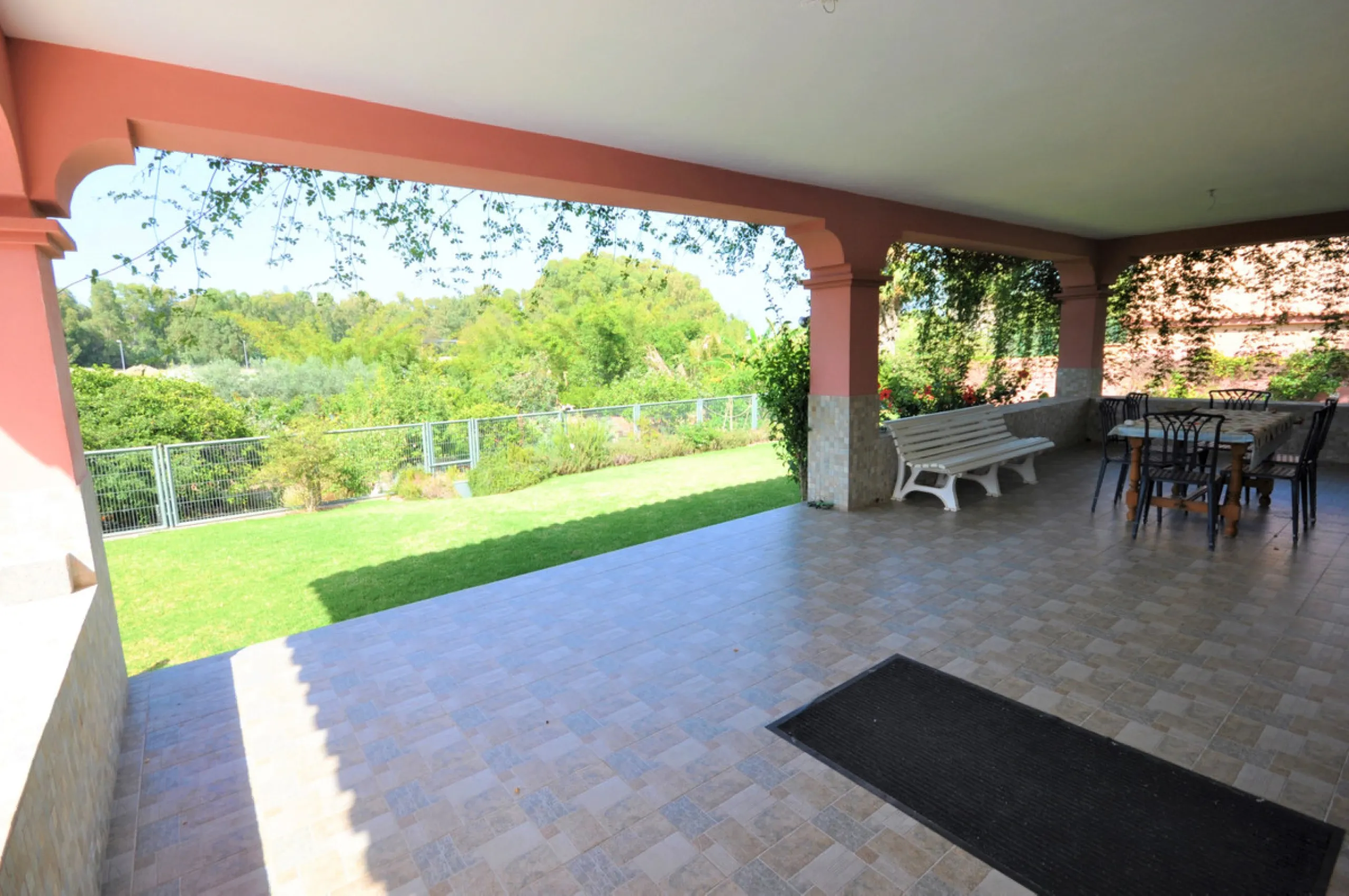 House - Detached Villa в продаже в Casares, Málaga. В доме 4 спален и 3 ванных комнат. Площадь дома 310 м². Площадь участка 2200 м²
