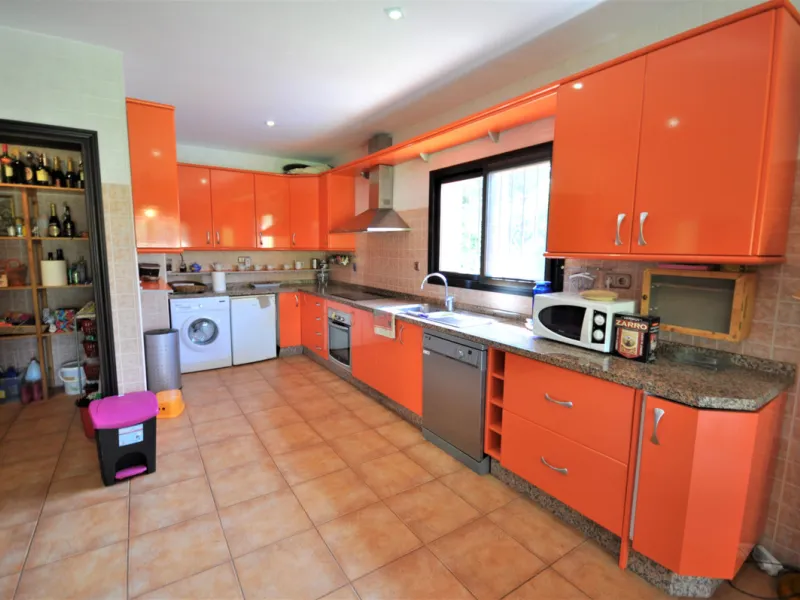 House - Detached Villa в продаже в Casares, Málaga. В доме 4 спален и 3 ванных комнат. Площадь дома 310 м². Площадь участка 2200 м²