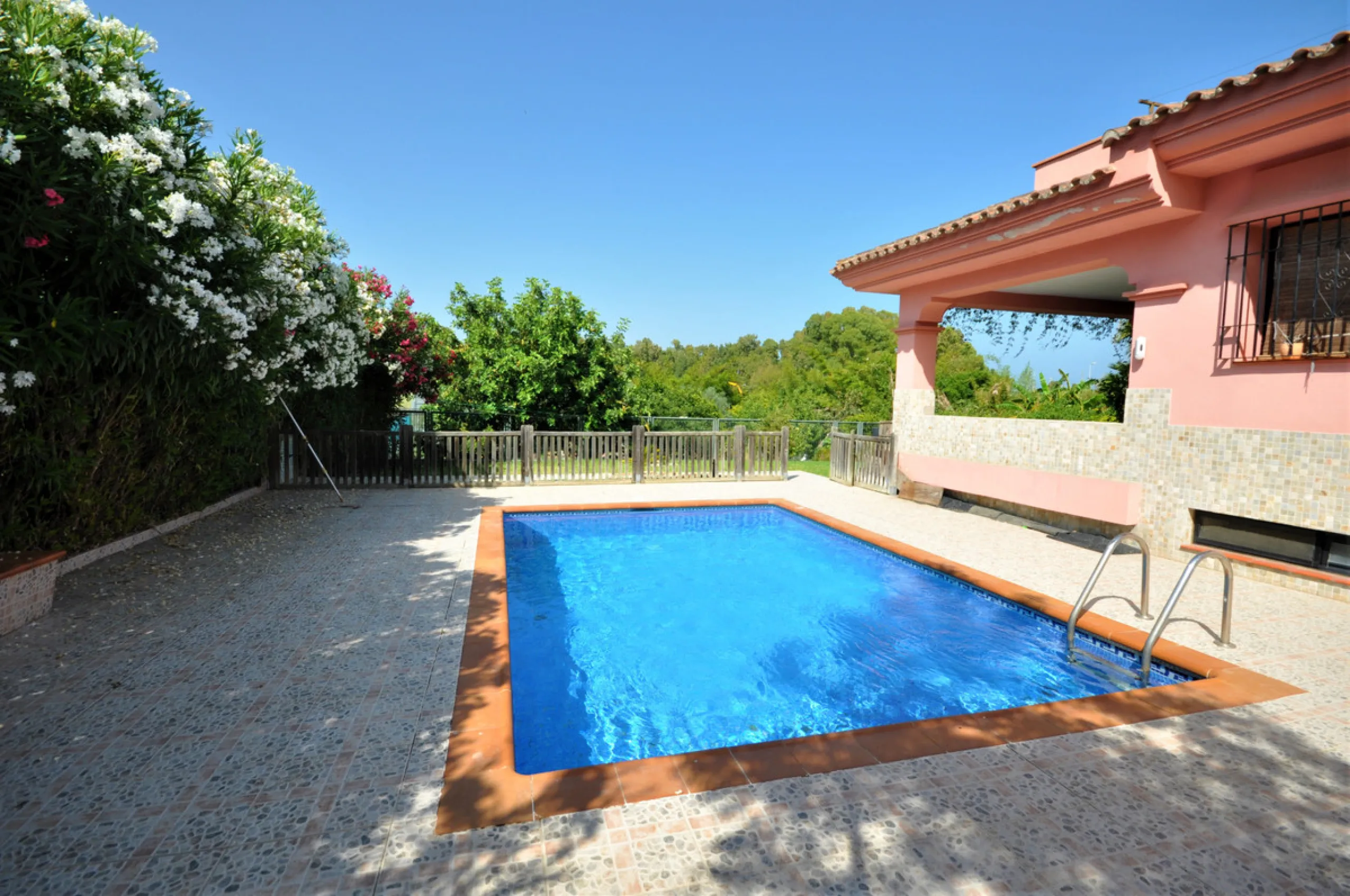 House - Detached Villa в продаже в Casares, Málaga. В доме 4 спален и 3 ванных комнат. Площадь дома 310 м². Площадь участка 2200 м²
