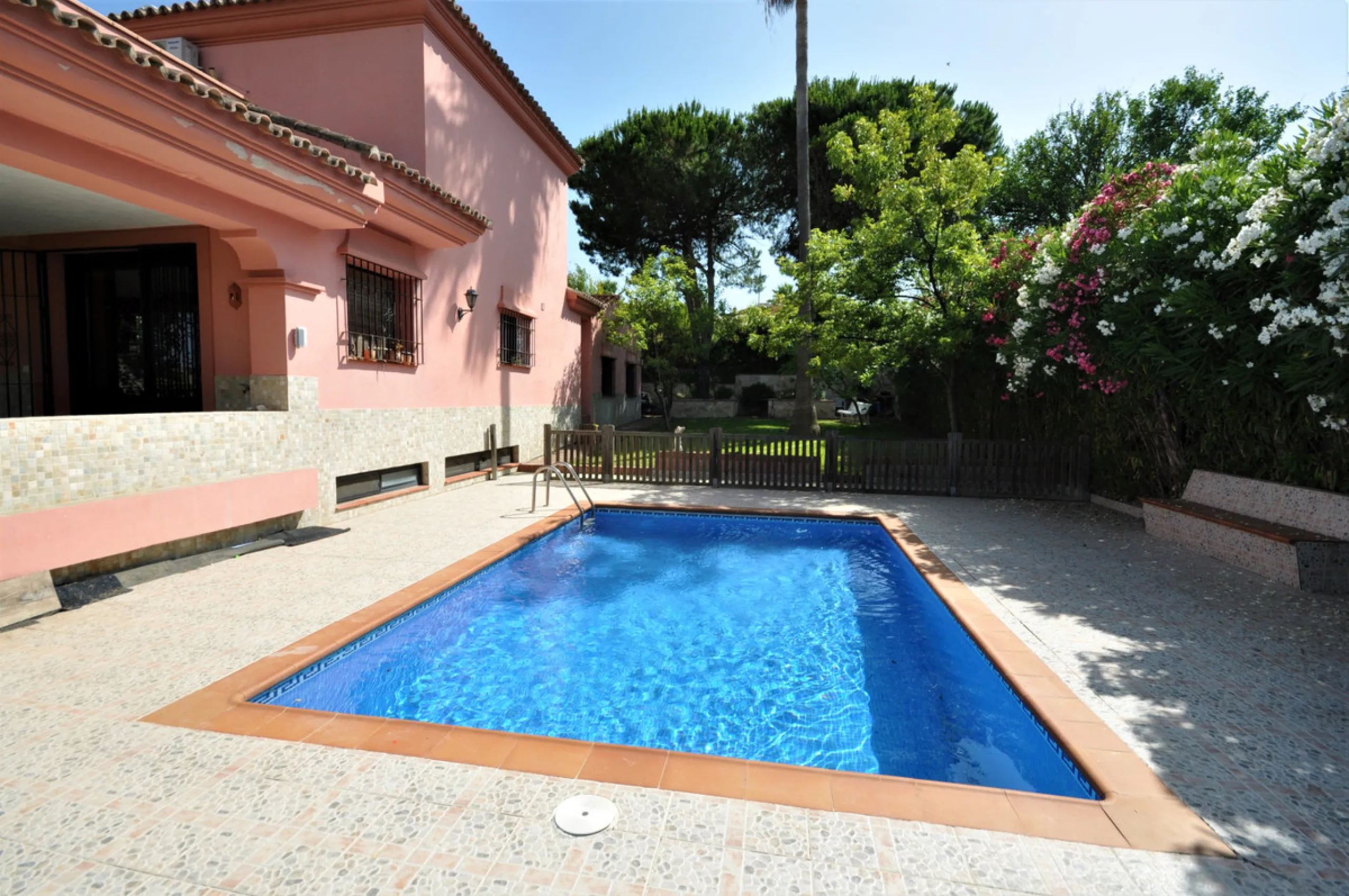 House - Detached Villa в продаже в Casares, Málaga. В доме 4 спален и 3 ванных комнат. Площадь дома 310 м². Площадь участка 2200 м²