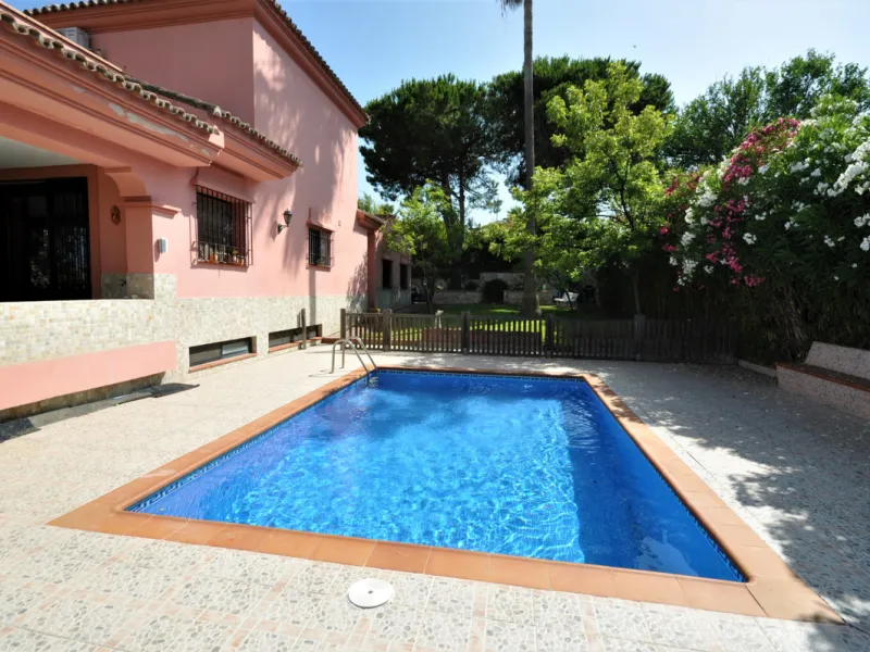 House - Detached Villa в продаже в Casares, Málaga. В доме 4 спален и 3 ванных комнат. Площадь дома 310 м². Площадь участка 2200 м²