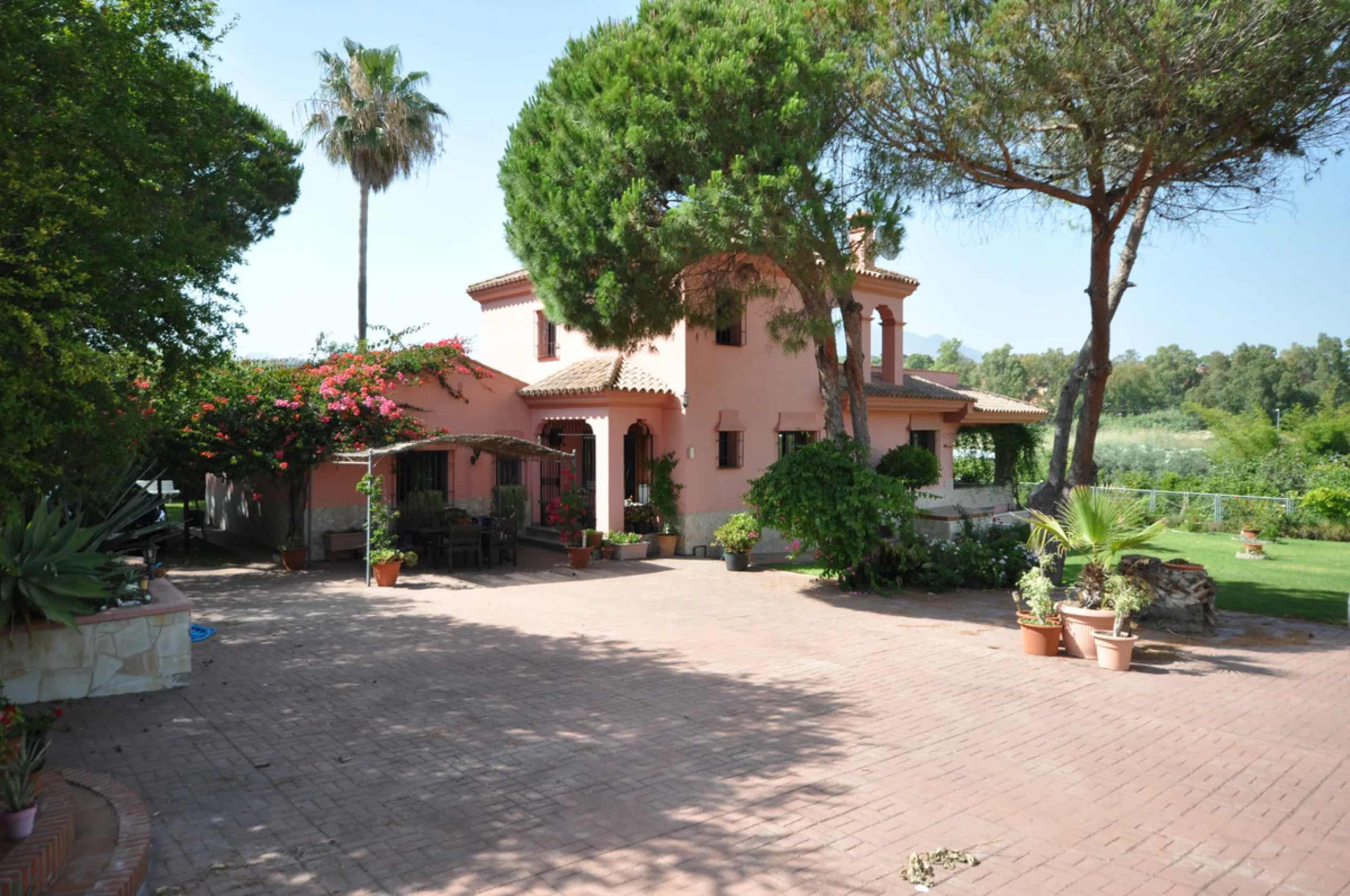 House - Detached Villa в продаже в Casares, Málaga. В доме 4 спален и 3 ванных комнат. Площадь дома 310 м². Площадь участка 2200 м²