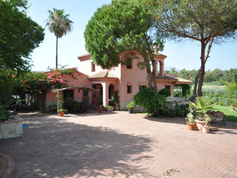 House - Detached Villa в продаже в Casares, Málaga. В доме 4 спален и 3 ванных комнат. Площадь дома 310 м². Площадь участка 2200 м²