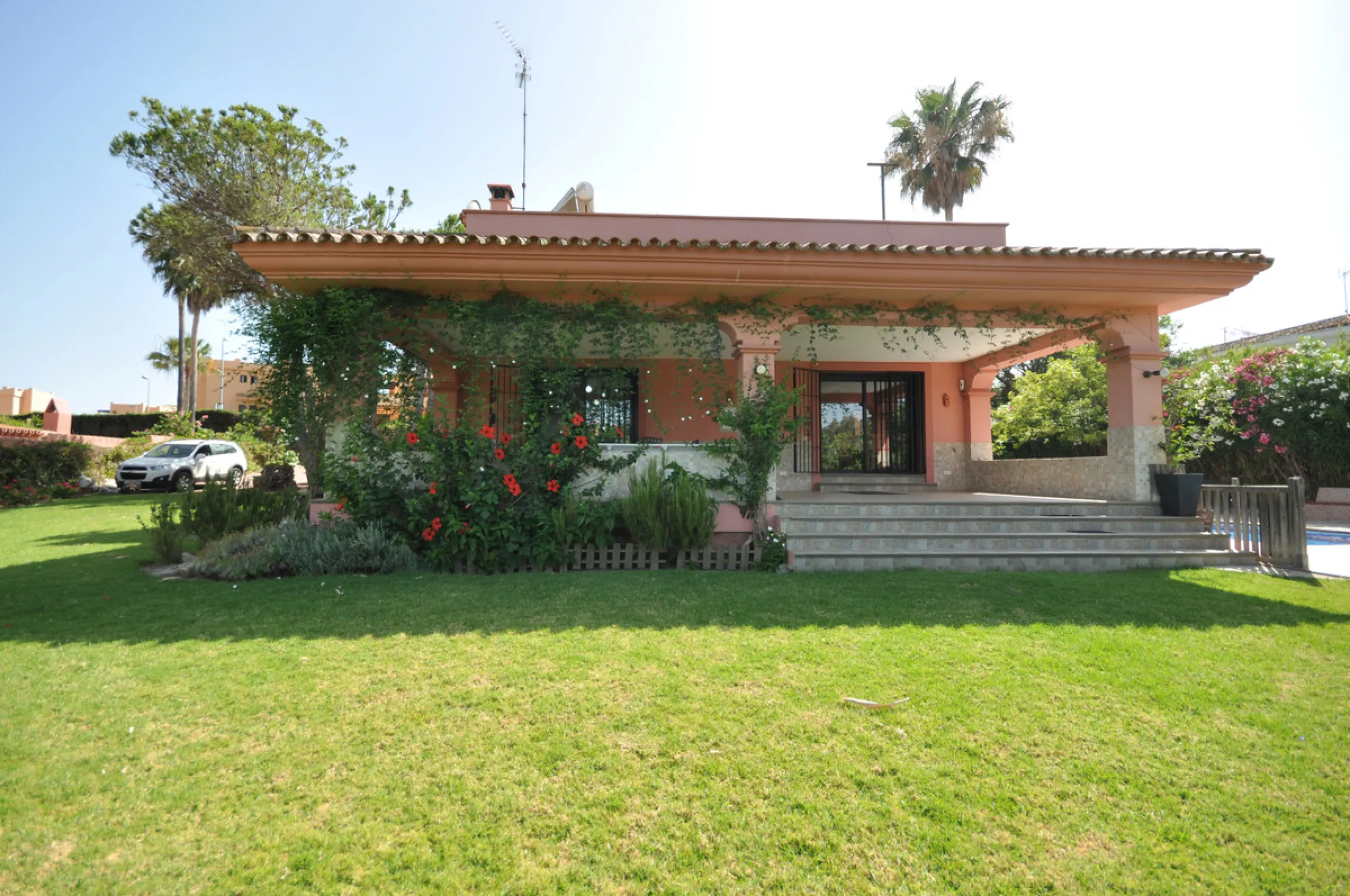 House - Detached Villa в продаже в Casares, Málaga. В доме 4 спален и 3 ванных комнат. Площадь дома 310 м². Площадь участка 2200 м²