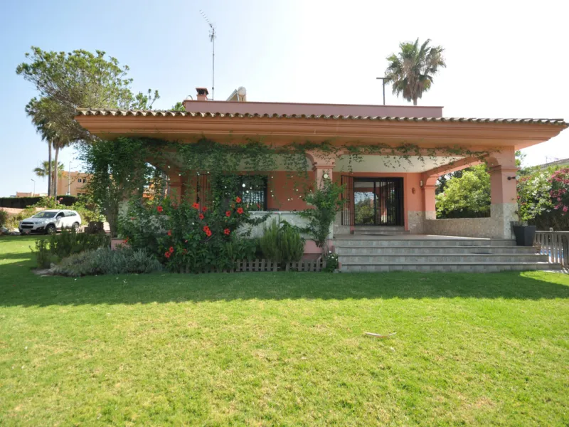 House - Detached Villa в продаже в Casares, Málaga. В доме 4 спален и 3 ванных комнат. Площадь дома 310 м². Площадь участка 2200 м²