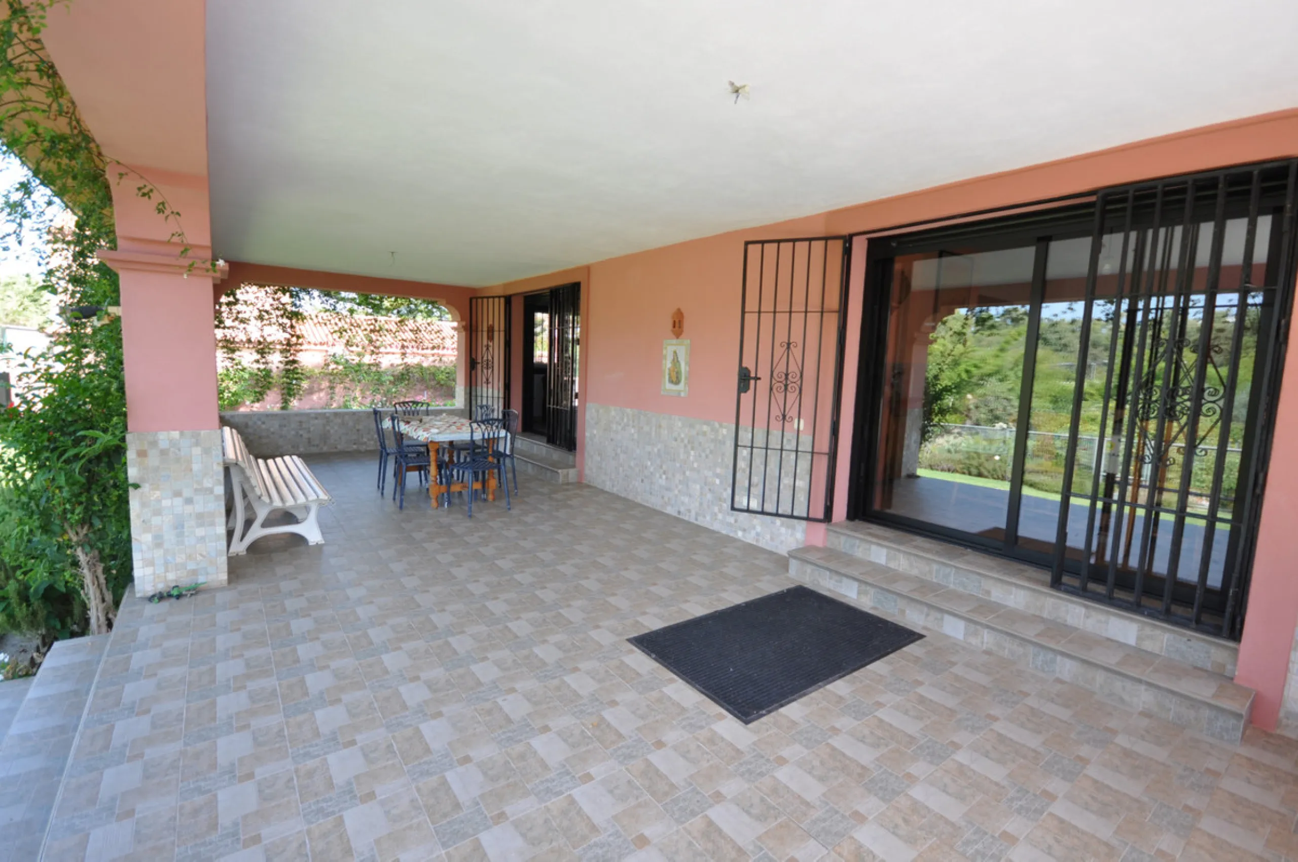 House - Detached Villa в продаже в Casares, Málaga. В доме 4 спален и 3 ванных комнат. Площадь дома 310 м². Площадь участка 2200 м²