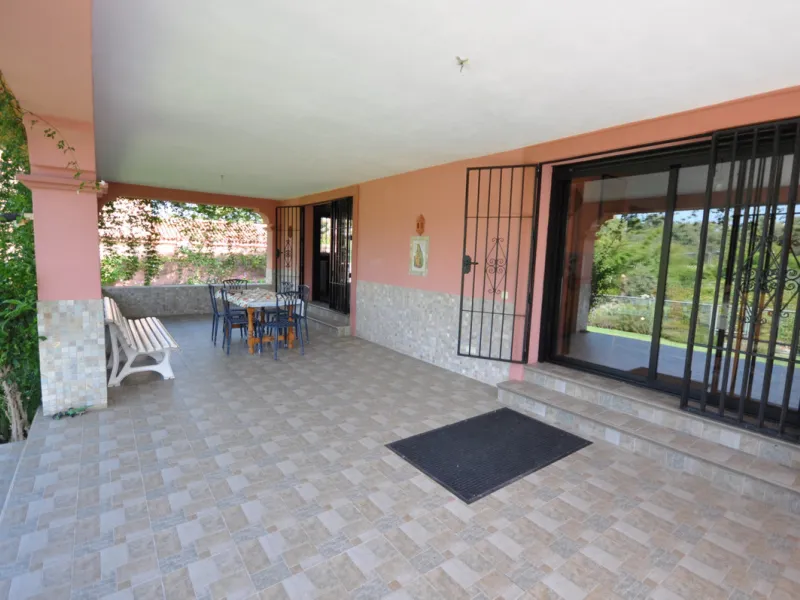 House - Detached Villa в продаже в Casares, Málaga. В доме 4 спален и 3 ванных комнат. Площадь дома 310 м². Площадь участка 2200 м²