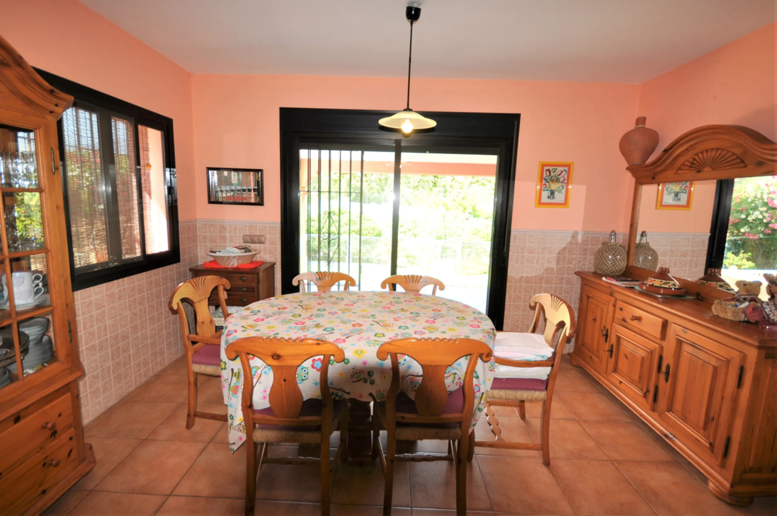 House - Detached Villa в продаже в Casares, Málaga. В доме 4 спален и 3 ванных комнат. Площадь дома 310 м². Площадь участка 2200 м²