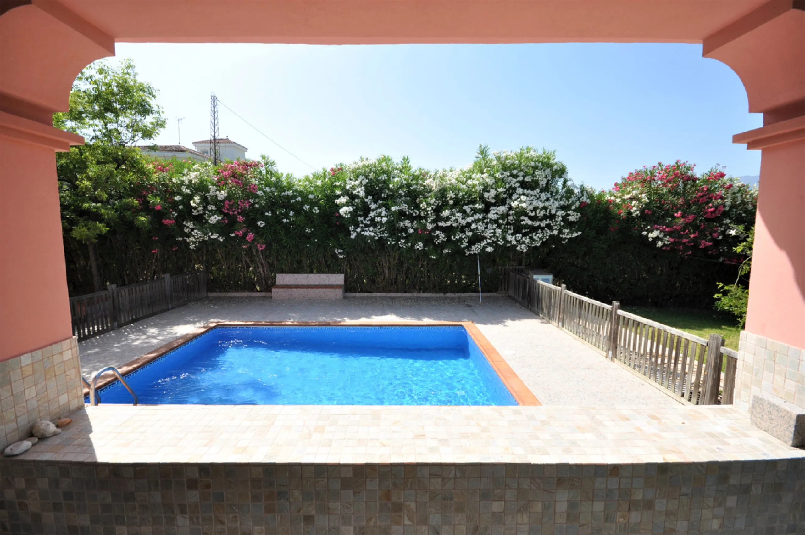 House - Detached Villa в продаже в Casares, Málaga. В доме 4 спален и 3 ванных комнат. Площадь дома 310 м². Площадь участка 2200 м²
