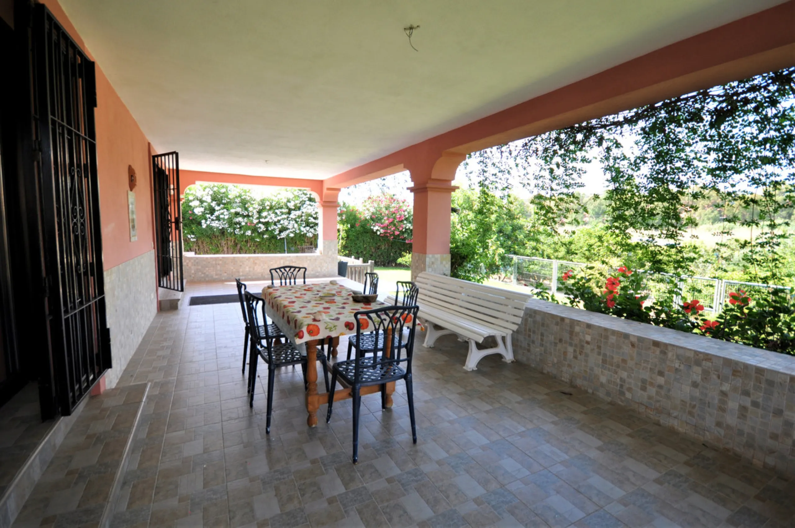 House - Detached Villa в продаже в Casares, Málaga. В доме 4 спален и 3 ванных комнат. Площадь дома 310 м². Площадь участка 2200 м²