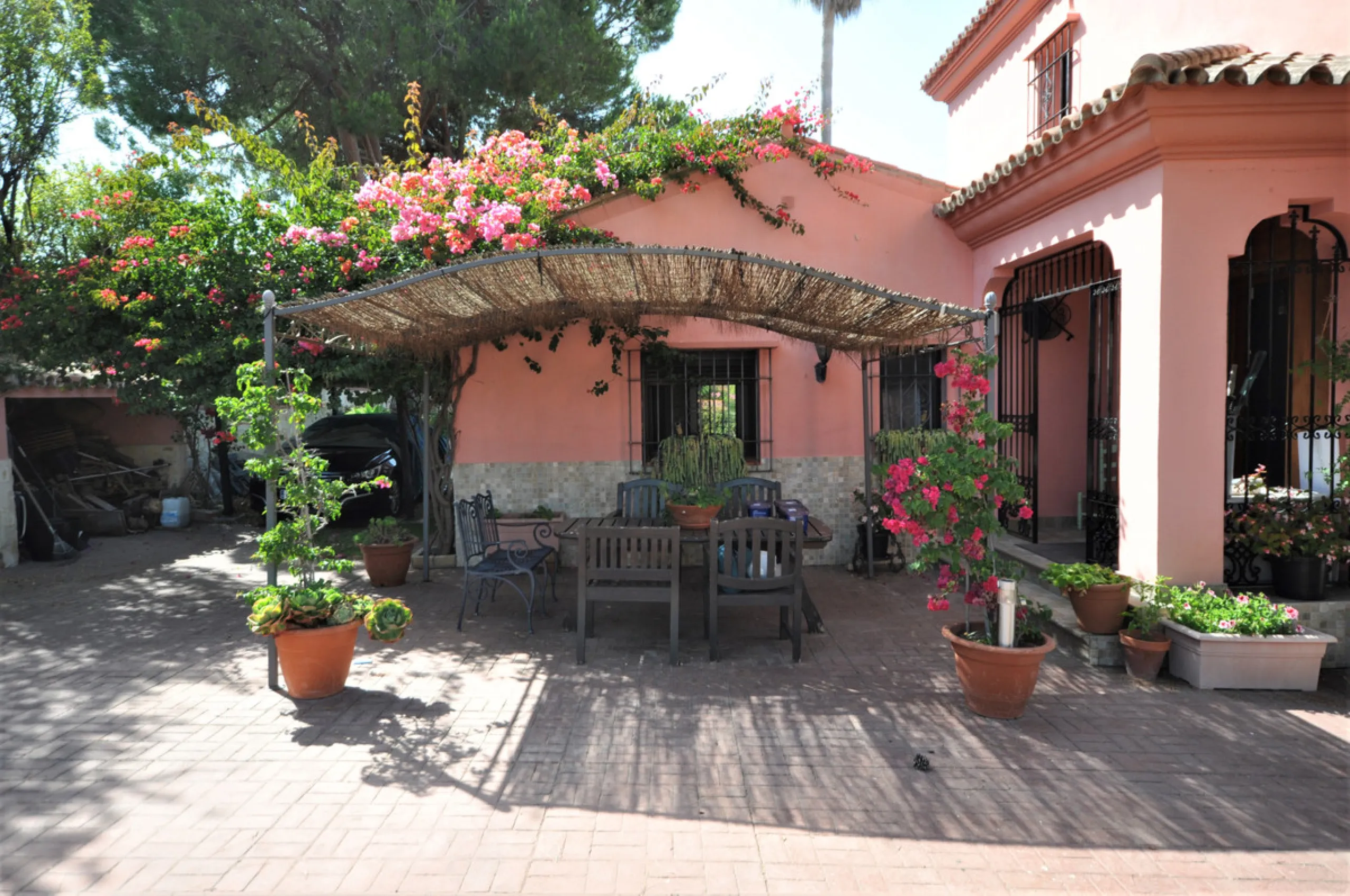 House - Detached Villa в продаже в Casares, Málaga. В доме 4 спален и 3 ванных комнат. Площадь дома 310 м². Площадь участка 2200 м²